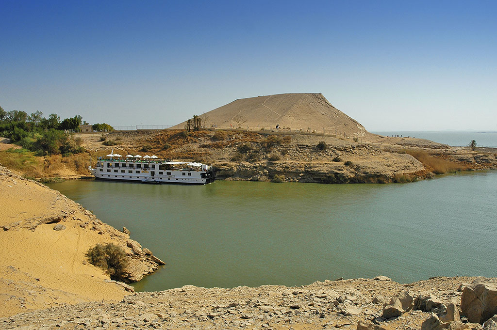  The artificial hill and Lake Nasser. 