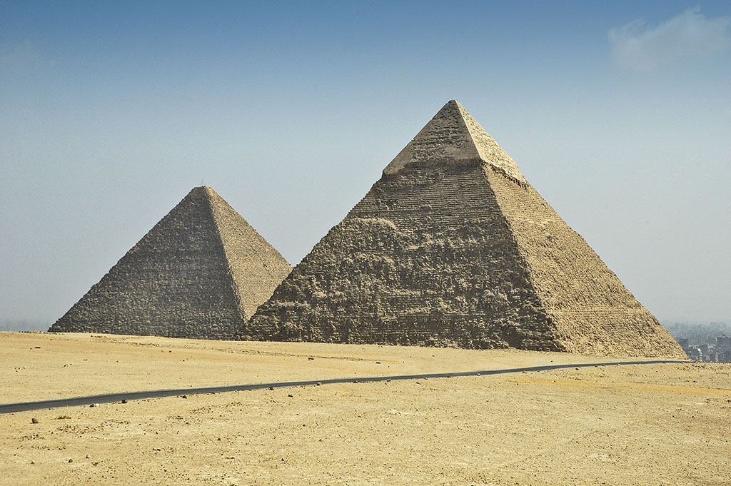  The pyramids of Khufu and Khafre. 