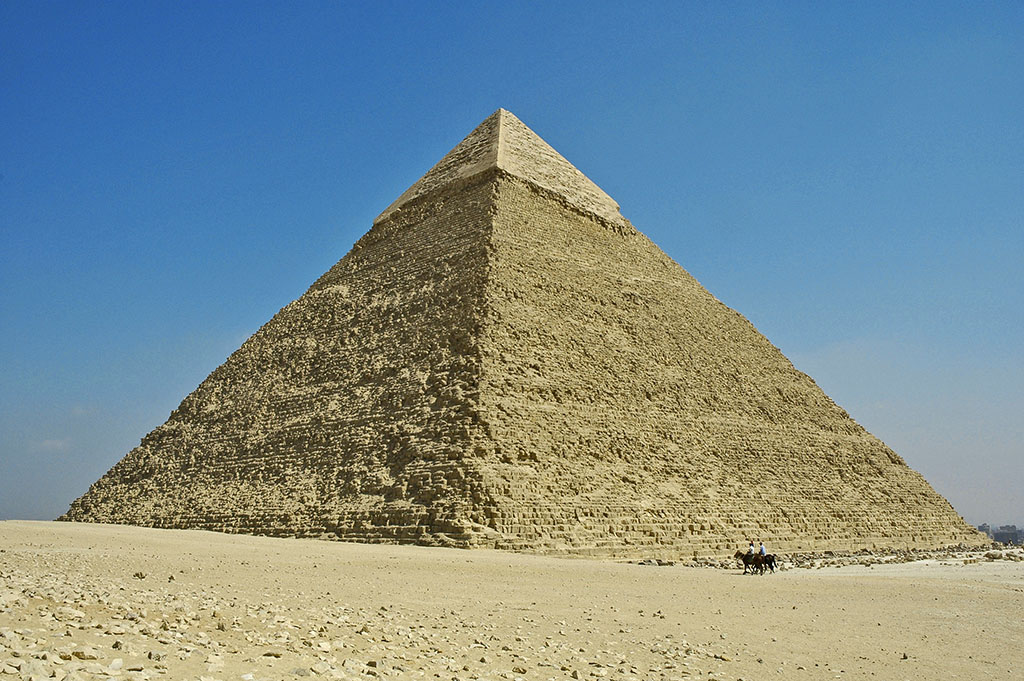  Khafre’s pyramid with remains of the limestone block casing at its summit. 