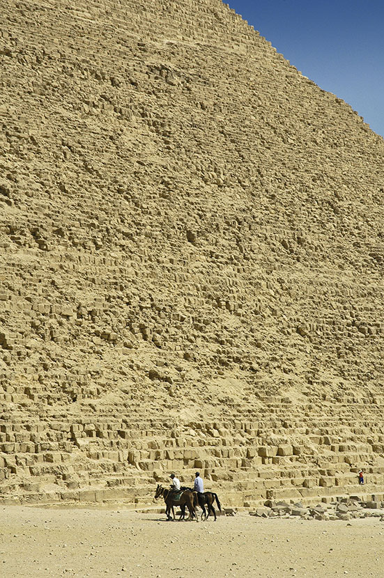  Horse riders at the foot of Khafre’s pyramid. 