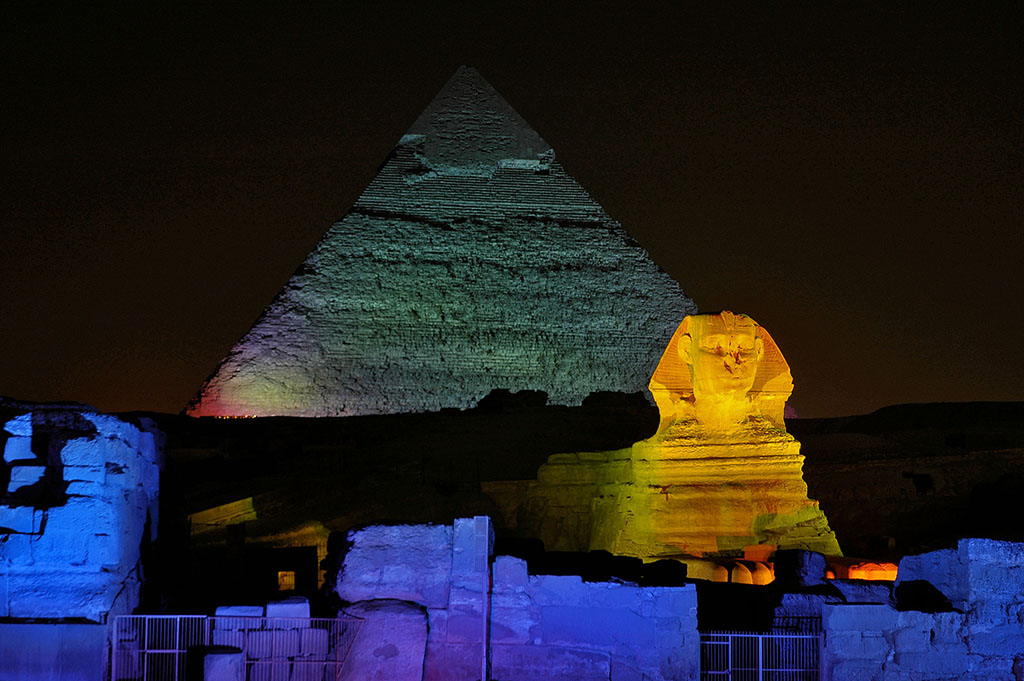  The monuments of Giza in a dazzling display of colour. 